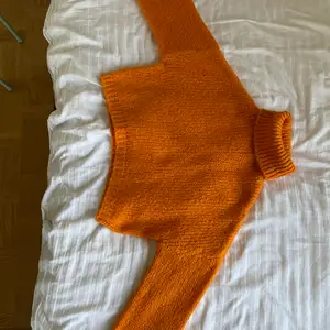Denna fina orangea tröja är i one size från chiquelle och nästan aldrig använd 🧡