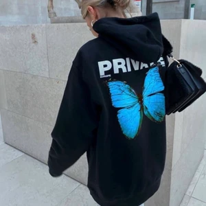 Hoodie  - Säljer  denna hoodie om jag får bra bud. Den kommer till användning tyvärr. Använd 1-2 gånger. Nypris runt 800kr       Buda från 400kr💜 buda i kommentarerna!! (Första bilden är lånad) 