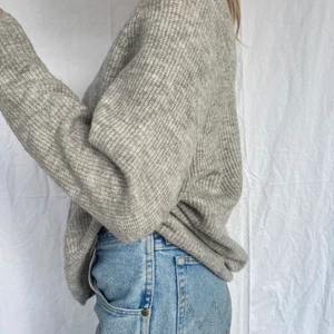 Stickad tröja  - En jättefin mysig tröja som passar till allt! Från Lindex. Perfekt V-ringad och i superbra skick. Säljer pga inte min stil. Inte stickig, utan jättemjuk! 🤎 Skriv vid frågor eller för att köpa direkt ✍️