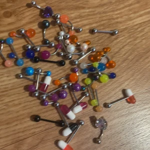 Navel och tungpiercingar - In och kolla på Instagram Piercingar11. Använder inte den här appen. Kan ordna bra pris. Bara skriv om ni är intresserade 