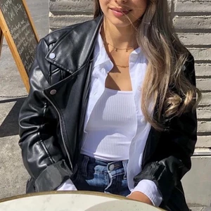 Oversize skinnjacka.  - Säljer min fina oversize skinnjacka. Jag på bilden har storlek xs och är 160cm lång. Bra skick, endast använd en månad. Då jag fick en ny i present. Kan mötas i Sthlm annars står köparen för frakten. 🖤 Bud på 270kr