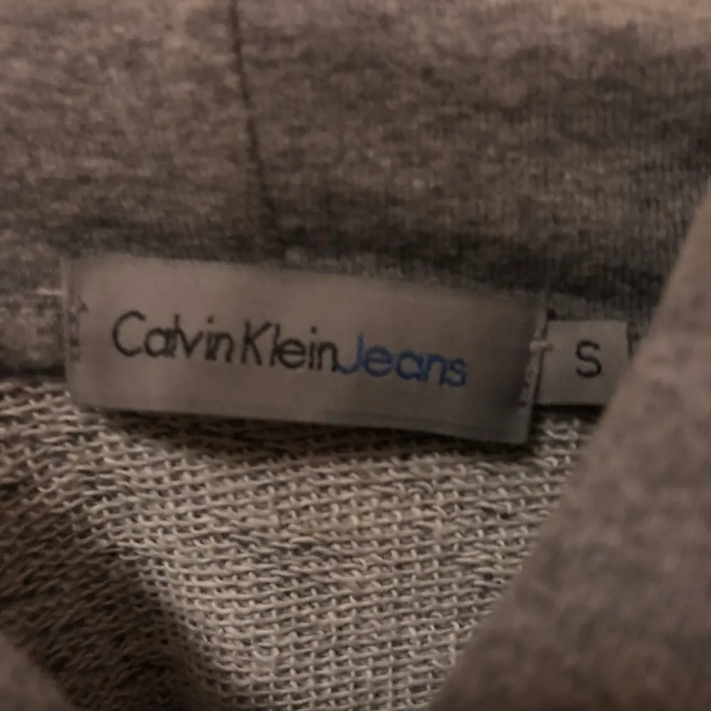 Säljer denna supermysiga och fina gråa ”hoodien” från Calvin Klein. Sparsamt använd & orginalpriset ligger på 1 000kr ✨. Tröjor & Koftor.