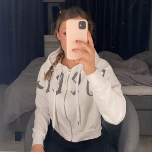 Kofta  - En vit kofta med coolt tryck. Den är lite kortare i modellen men sitter super fint. Storlek M