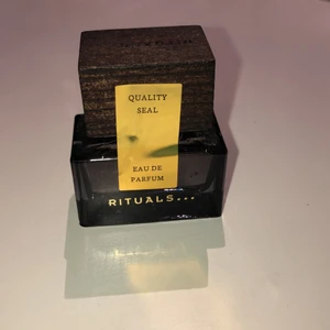 Parfym - MiniParfym från rituals, står ingen doft men säljer pga har två av samma:) står inget på baksidan. Tror inte öppnad