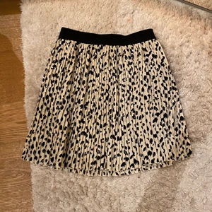 Kjol - Superfin plisserad kjol som är nästan oanvänd! Den är i storlek S men ganska töjbar så skulle säga att den passar XS-M!💞 