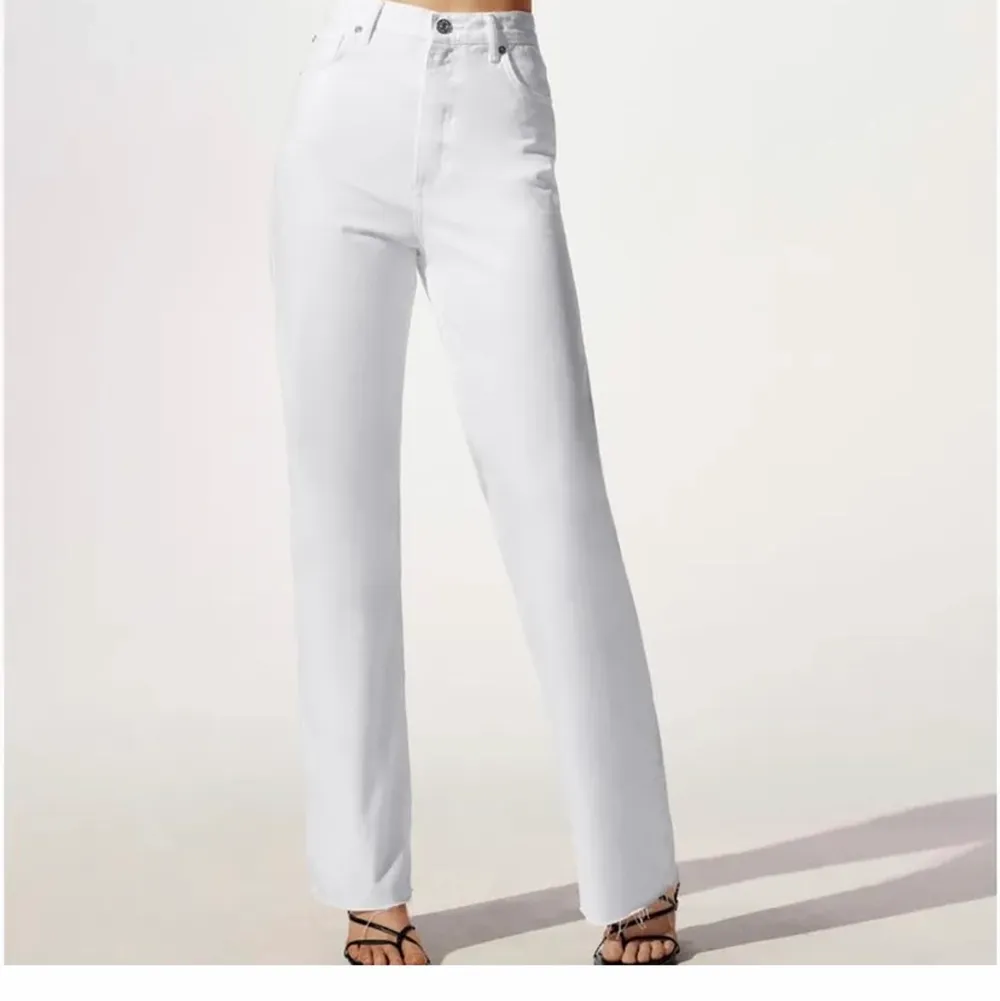 Vita jeans från zara! Beställde fel storlek där av säljer jag de! Storlek 38 men är som en 36/34 sjukt små i storleken! Skriv för fler bilder!💓💓. Jeans & Byxor.
