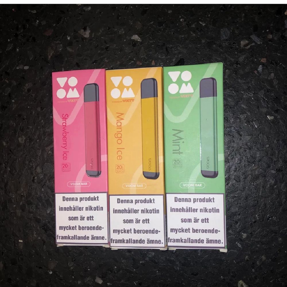 Engångs vape i smakerna strawberry ice och mango ice finns inne nu, innerhåller 300 bloss (motsvarar ca 3 vanliga pack cigg). Dessa kan man inte ladda eller fylla på då man slänger dom i papperskorgen när dom är slut! Obs innerhåller inte tobak endast nikotin (Hjälper en kompis) hör av er🌷. Accessoarer.