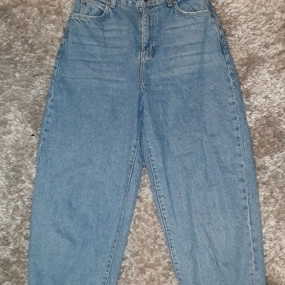 Ett par pösiga blåa jeans från Gina Tricot i storlek 36/small. Jag köpte byxorna för 599kr, de är inte använda så många gånger och i fint skick, jag säljer för att de inte kommer till någon användning hemma hos mig längre. Priset kan diskuteras privat.. Jeans & Byxor.