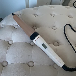 Remington locktång  - En remington locktång som köptes för drygt ett år sedan. Har använt denna kanske 2 - 3 gånger. Jag säljer den på grund av att jag personligen inte lockar håret så ofta. Den är däremot väldigt bra & funkar precis som en bra locktång skall göra. 