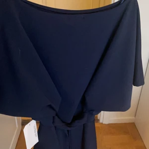 Blus  - En jätte fin topp som man kan knyta fint med banden. Helt ny med lappar kvar. Storlek 38