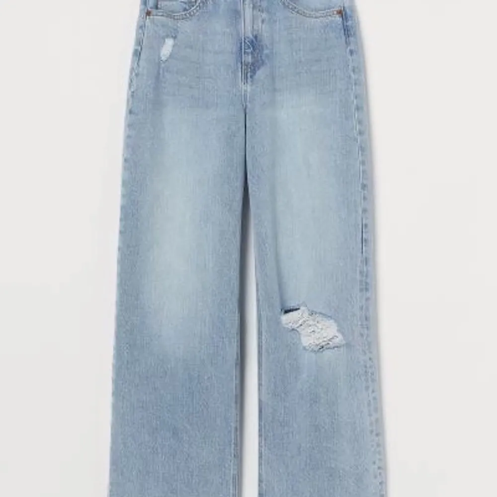 Säljer mina supersnygga oanvända byxor ifrån hm, säljes då dem är förkorta... Storlek 38, 170 kr + frakt🤍. Jeans & Byxor.