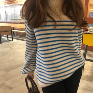 Randig tröja  - Supersuperfin blårandig tröja från Zara! Mysig till alla årstider, och inte alls stickig i materialet. Använd ett fåtal gånger och har inga som helst defekter! Är lite oversized men bara snyggt! Pris kan diskuteras 💗