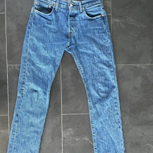 Levis 501 jeans, W 29 L 32 - Ett par mörkblåa Levis jeans som passar till det mesta!        Jeansen är använda ett antal gånger men har ett jättebra skick och har inga hål eller fläckar. 
