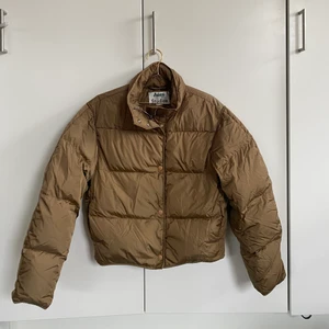 Acne Studios T-shirt - Storlek 34. Oanvänd, så i toppenskick!  Snygg beige/brun färg. Gratis frakt 🐻 Acne Archive!