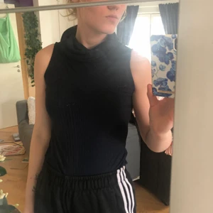 Gulligt linne  - Gulligt linne med hög krage i använt skick. Linnet är mörkblott