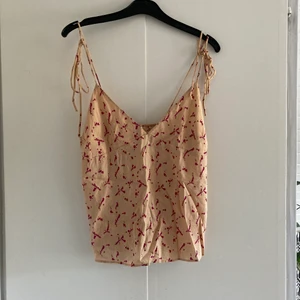 & Other Stories - linne strl S - Linne med knytband från & Other Stories. Använt men i toppskick. Köparen står för frakten. 🧡🌻