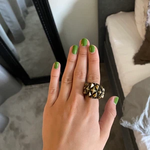 Stor ring  - Jätte cool stor taggig ring🥰