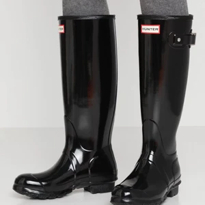 Hunter - Säljer nu mina fina glansiga Hunter stövlar då dom inte kommer till användning längre. Inte min bild, bild på stövlarna kan skickas vid förfrågan.