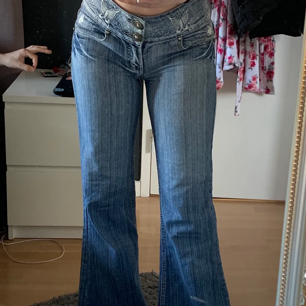 - Säljer dessa sjukt coola bootcut jeans i Y2K stilen. Det är mammas gamla jeans från 2000-talet men jag har aldrig användt dem. Det är fjärilar på både fram och baksida.🦋 Om det är flera som vill köpa den så startar jag ett bud. . Jeans & Byxor.