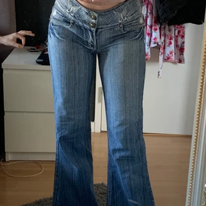 Jeans - - Säljer dessa sjukt coola bootcut jeans i Y2K stilen. Det är mammas gamla jeans från 2000-talet men jag har aldrig användt dem. Det är fjärilar på både fram och baksida.🦋 Om det är flera som vill köpa den så startar jag ett bud. 