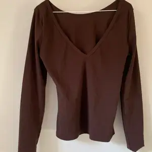 Snygg brun tröja som sitter tajt på s-m🦋 köpt här på plick men används ej💐