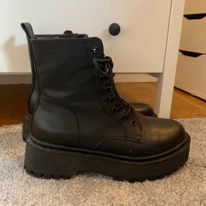 Skor - Säljer dessa jätte fina skor som tyvärr är för små för mig. Endast använd en gång och kommer ifrån Din Sko. Storlek 39 nypris 600kr mitt pris 300kr. Köparen står för frakten🤍🦋