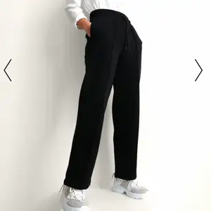 Kostymliknande sweatpants ifrån Nakd. Använda ca 2 gånger💖 OBS LÅNADE BILDER!!