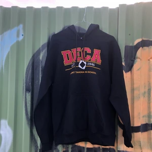 COLLEGE HOODIE!! 📸📸 - Riktigt najs college hoodie från Mount Tacoma High School i Tacoma Washington, gjord av Gildan. Tröjan är i bra skick, lite sliten i trycket men inget som skadar helheten av tröjan. Tröjan är M men skulle snarare säga att tröjan är en S. Tveka inte att höra av dig om du undrar något! 📸🌱