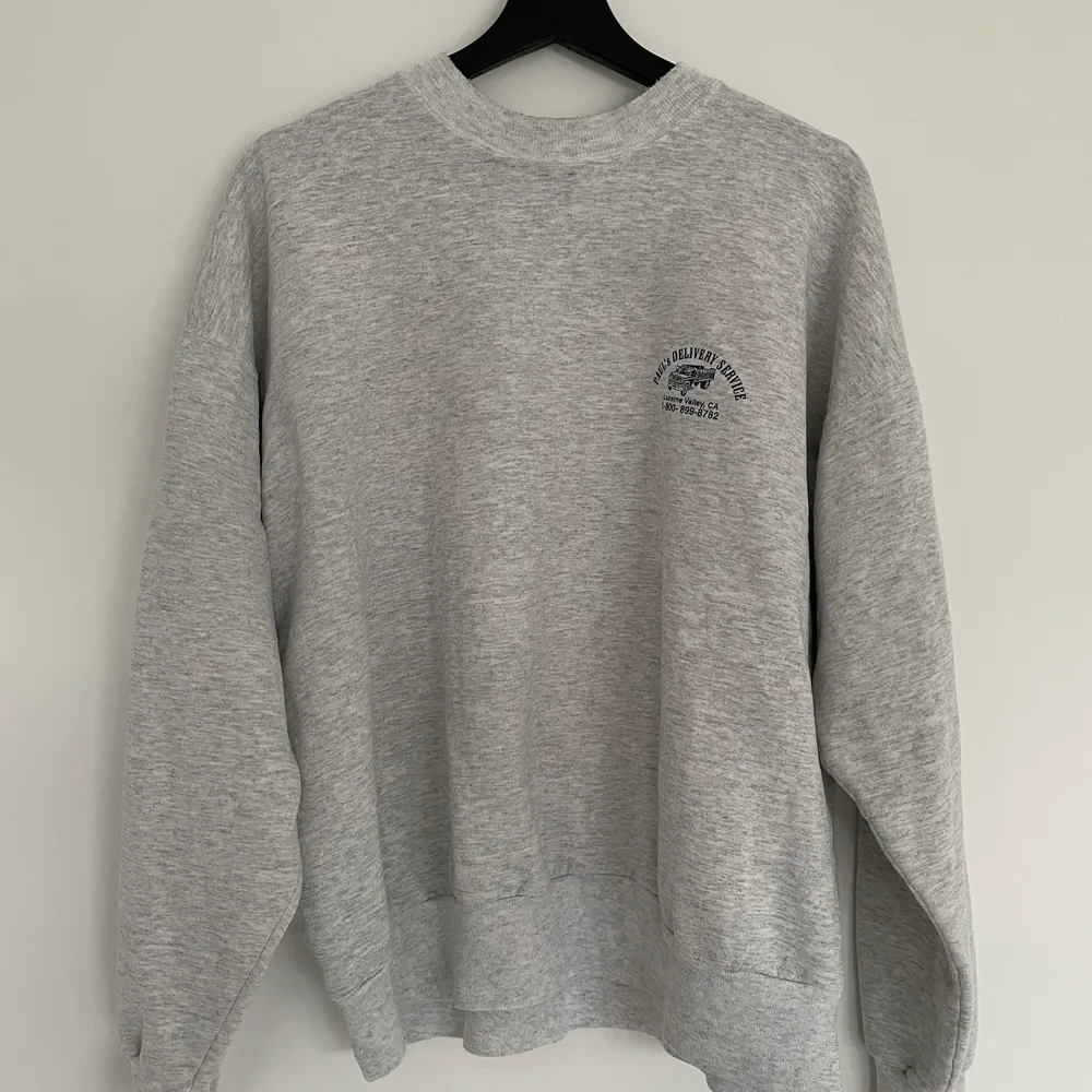 Grå oversized sweatshirt med tryck fram och bak. Bra kvalitet!. Tröjor & Koftor.