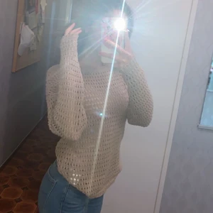 Ihålig strand tröja  - Perfekt tröja för att ha på stranden över bikinitoppen tillexempel eller för att bara ha i vardagen. Färgen är beige brun. Märket är VILA, men har för mig att jag köpte den från Salt. Använt tröjan 1-2 ggr. Fint skick och inga defekter. Storleken är i xs men är luftig ;) OBS har ett linne under så den sitter inte ihop med tröjan.