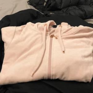 Från cubus. skulle passa för dom som har stl xs men passar även stl s  - Har knappt använt den då Den e för liten  men skulle säga att den är lite sliten eftersom ja Fick den från en kompis 