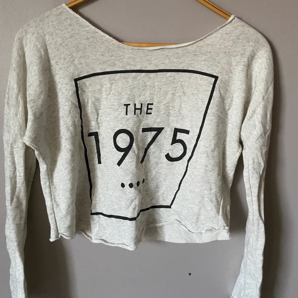 en tröja som det står The 1975 på, köpte den för jag gillar bandet men är ganska säker på att det inte är deras officiella merch.. Tröjor & Koftor.