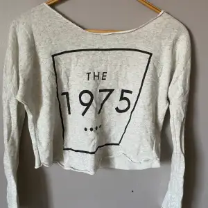 en tröja som det står The 1975 på, köpte den för jag gillar bandet men är ganska säker på att det inte är deras officiella merch.