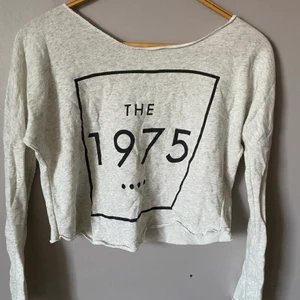 The 1975 tröja - en tröja som det står The 1975 på, köpte den för jag gillar bandet men är ganska säker på att det inte är deras officiella merch.