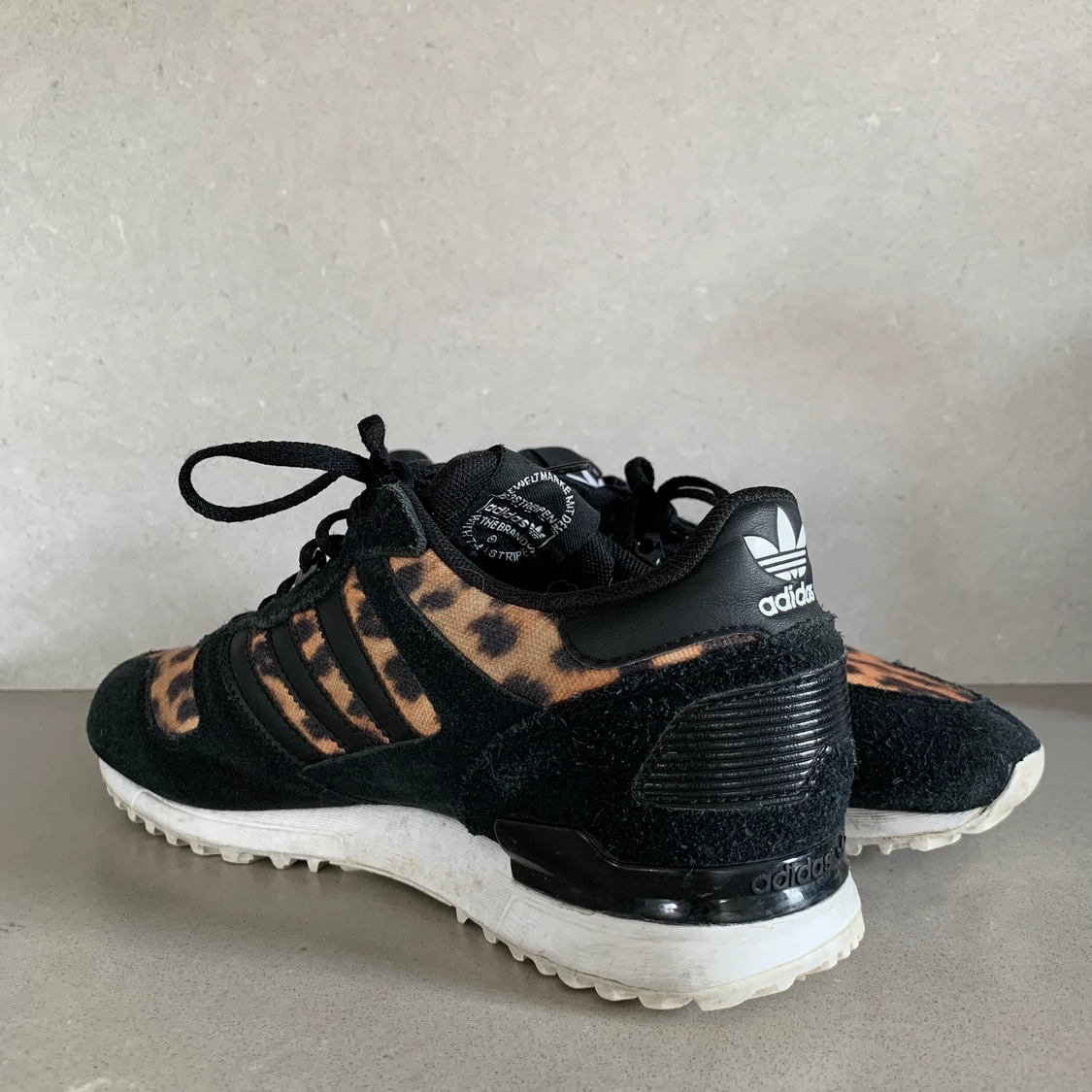 Sneakers med leopardmönster - 90