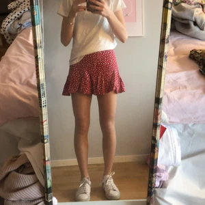 Kjol från zara - Jag säljer denna skit söta blommiga kjol från zara! Så jäkla bekväm och har shorts under så man kan hoppa runt och inte oroa sig att den åker upp. Jag älskar den men får ingen andvändnibg av den! Perfekt till vår och sommar, skulle säga att den passar s-xxs         🤍❣️🧚🏽‍♀️💋🌹🐚 frakt :45kr   BUDA OM FLER ÄR INTRESSERADE
