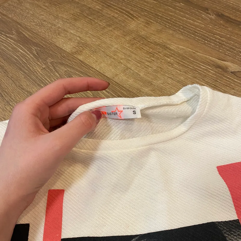 Sedan har vi 3 st klänningar i storlek S,XL och den rosa står det faktiskt inte på. De är i jätte bra skick och knappt använda ser det iallafall ut som. Pris kan diskuteras men ligger runt 50-100 kr på varje beroende på vilken man vill ha (kolla även nästa inlägg där ja lägger upp fler klänningar) . Klänningar.