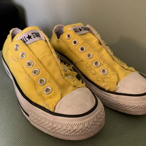Converse gula strl 37 - Säljer ett par gula low rise converse, fick dem av en kompis så den är lite slitna. För fler frågor och bilder kontakta mig gärna 💛