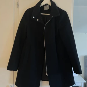 Svart kappa - Svart kappa på Lindex 🤍