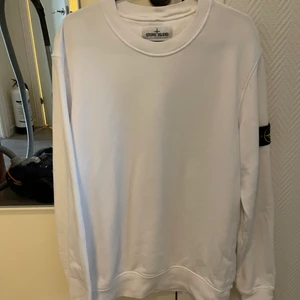 Stone island storlek L - I princip helt ny, använd en gång och är i storlek L. Den är TTS och sitter väldigt bra. 