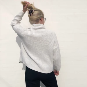 Stickad polo vit - Inte använd, supersnygg och trendig🌸🌸✨ 130kr utan frakt☀️☀️ 