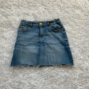 Mörkblå jeanskjol  - Jättefin kjol från Lindex som jag köpte förra sommaren. Har använts men är fortfarande i bra skick. Den är från barnavdelningen och är i storlek 146-152 vilket motsvarar xs eller xxs. Skriv privat för fler bilder eller information!💕