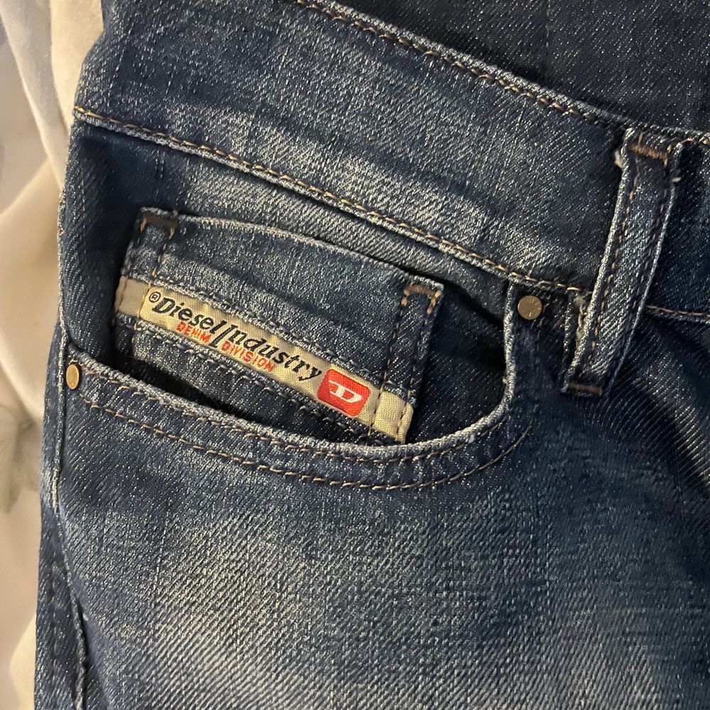 Har kommit fram till att jag tyvärr måste sälja mina skitsnygga dieseljeans då de är för små för mig:( köpte dessa i USA för ca 3 år sen. Har för mig att de kostade ca 1500kr och dessa är i princip oanvända då de aldrig riktigt passade. De står att det är storlek 26/30 men de är långa på mig som är 170cm! Tror dessa passar någon med 34 möjligtsvis 36 i jeans💕💕💕💕 bud från 400kr, köp direkt för 800 ink frakt❤️. Jeans & Byxor.