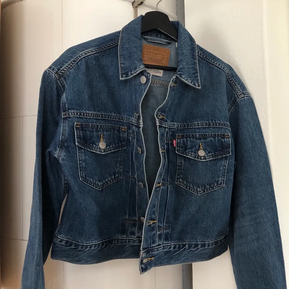 Levis jeans jacka. Ny, köpte två veckor sen men det är få liten för mig. Size S. . Jackor.