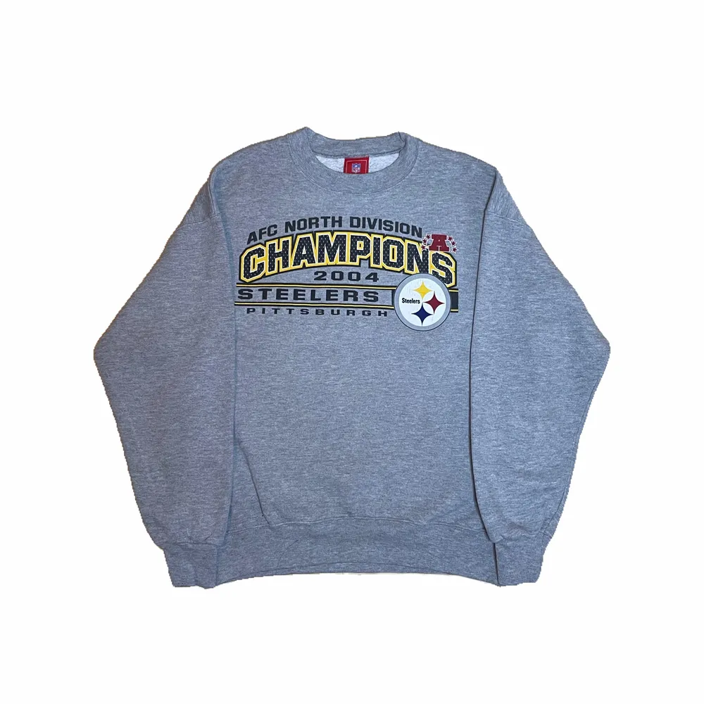 Vintage Champions Steelers Sweatshirt   Storlek  L Measurements: Length - 70 cm Pit to pit - 64 cm  Condition: Vintage (9/10)  (Pris -360kr)  DM för mer bilder och frågor. Tröjor & Koftor.