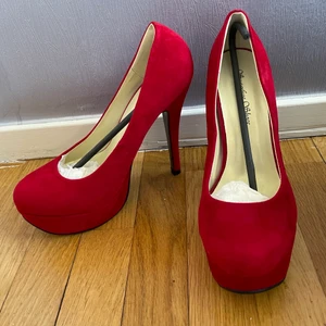 Klackskor  - NYA!!! Helt oanvända röda klackar i mocka. 