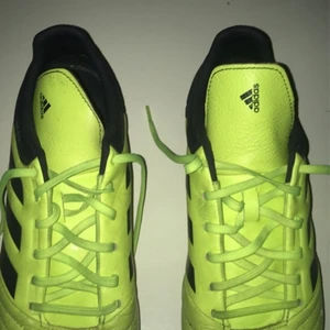 Adidas fottbols skor.  - Hej, säljer adidas fottbols skor. Använt 2 gånger på fottbols träning. Sen så var jag tvungen att sluta så har inte använt den mer. Haft den i ungefär 3 veckor. Har inga hål eller problem föruotm att lite smutsig och har inte hela färgen längst fram eftersom jord och Gegga har hamnat längst fram förut. 8/10 storlek 43-44 passar 13-15 åringar beror på. Säljs för 200 kr och går att förhandla. 