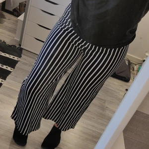 Randiga byxor - Ett par randiga byxor i mycket stretchigt material. De är i storlek L men passar även mig som annars har storlek S. På bilderna ser de svarta ut, men är väldigt mörkt blå. Något korta i benen. Köpare står för frakt. 💙💙