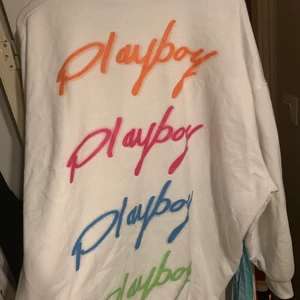 Missguided X Playboy hoodie  - Superhärlig hoodie klänning från missguideds kollektion med Playboy, passar som hoodie klänning eller väldigt oversized hoodie. Köpt här på Plick, men bra skick. Frakt tillkommer