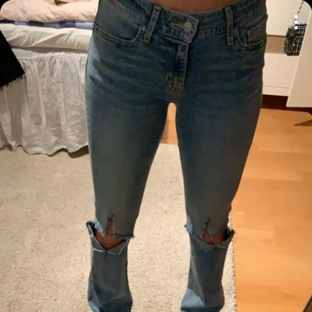 Säljer dessa snygga jeans från Levis med hål på knäna. De är i storlek 27 (S/M) och jag skulle säga att de passar de som är mellan 168-175cm. Betalning sker via swish och köparen står för frakten. Hör av dig om du är intresserad!. Jeans & Byxor.